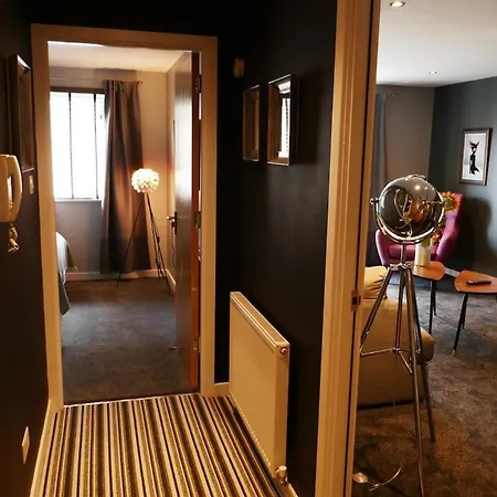 Апартаменты Modern Chic Apartment, Lift Access & Free Parking