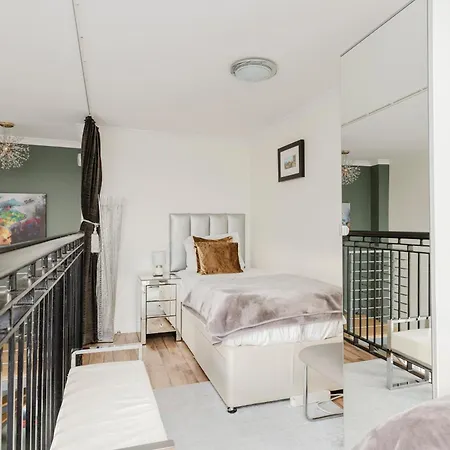 Joivy Stylish 3 Bed, 3 Bath Flat With Balcony In Old Town * Edynburg