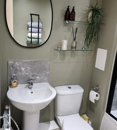 Modern In A Shared Flat Near Haymarket Edimburgo