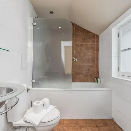 Large 3 Bed 3 Bath - New Town