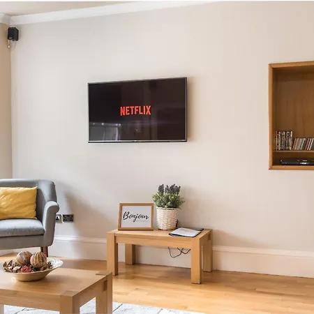 Large 3 Bed 3 Bath - New Town Appartement *