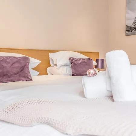 Large 3 Bed 3 Bath - New Town