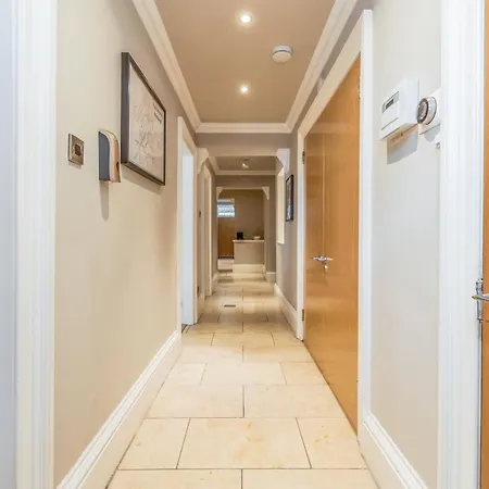 Large 3 Bed 3 Bath - New Town Appartement