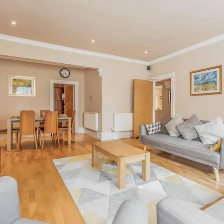 Large 3 Bed 3 Bath - New Town Appartement *