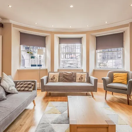 Large 3 Bed 3 Bath - New Town *