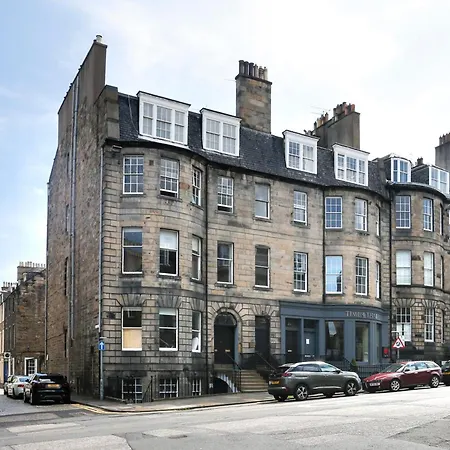 Large 3 Bed 3 Bath - New Town