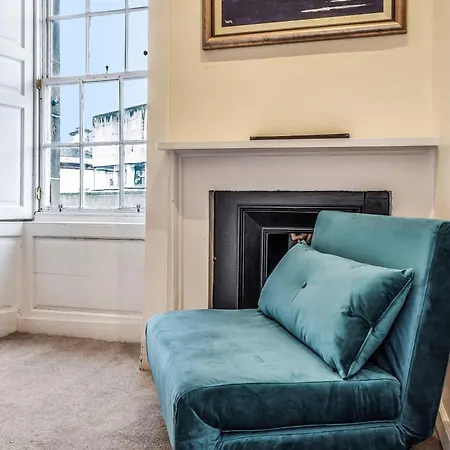 Large Super 3 Bed -princes Street, Parking