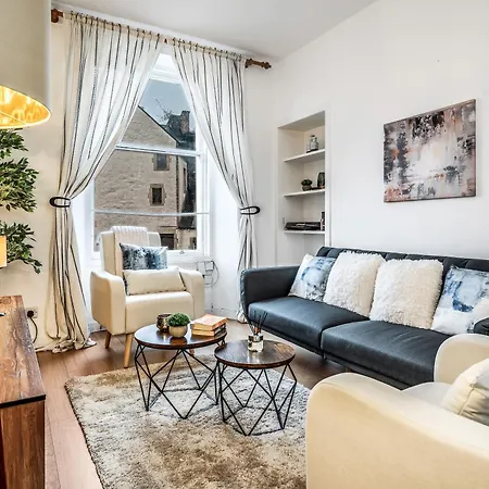Cozy 2 Bed With Great View - Parking Apartmán
