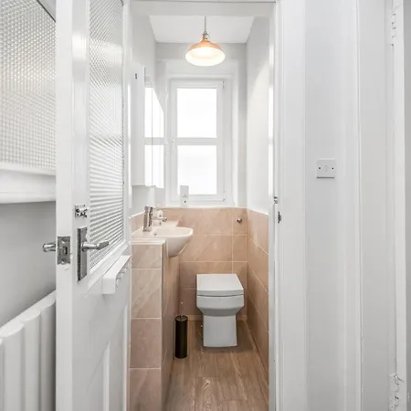 Cosy From Near Holyrood Palace إدنبرة