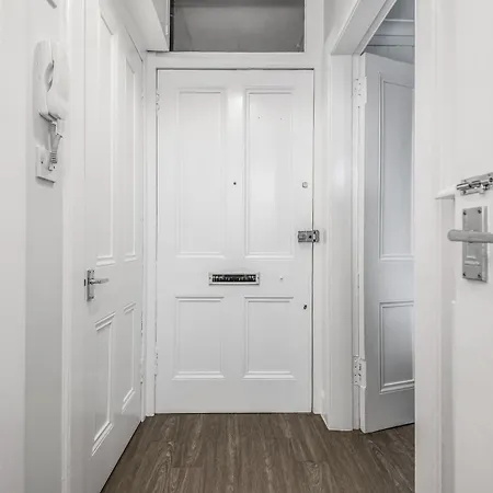 Cosy From Near Holyrood Palace * إدنبرة