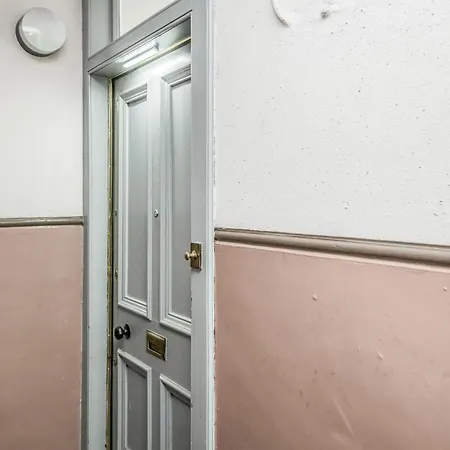 Cosy From Near Holyrood Palace شقة إدنبرة