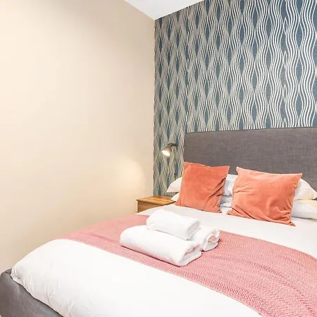 Beautiful Designer 2 Bed 2 Bath Old Town - Parking *