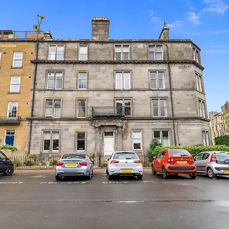 Gorgeous Centre Pad, 2 Bedrooms Apartment *
