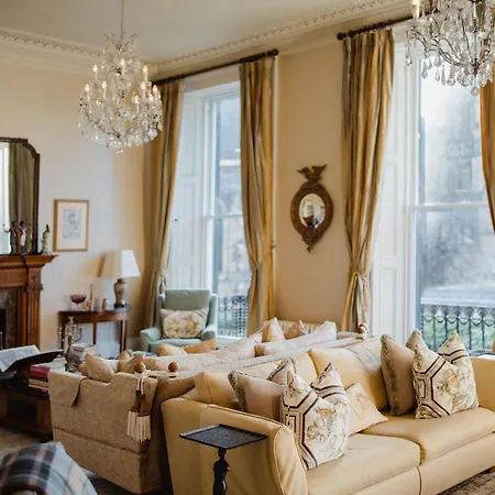 Prestigious Townhouse Close To Princes Street