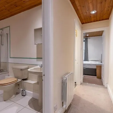 Lovely In Excellent Centre Location 아파트 *
