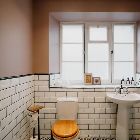 89 The Merchants- Chic By The House Of Danu Edinburgh