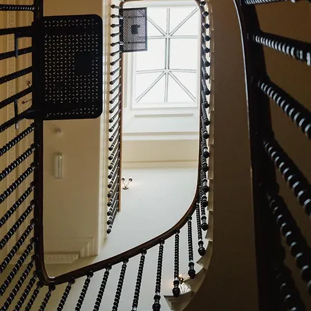 Prestigious Townhouse Close To Princes Street