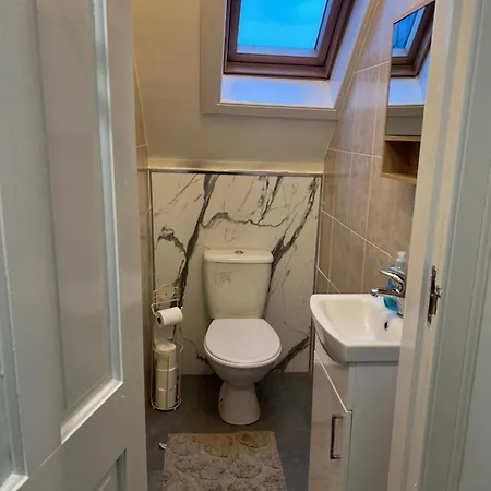 4 Bed Near Airport Сasa de vacaciones Edimburgo