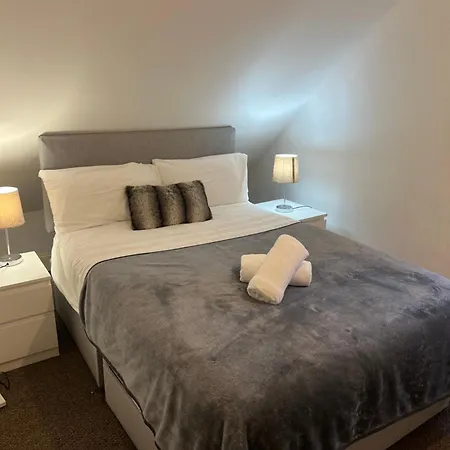 4 Bed Near Airport Сasa de vacaciones *