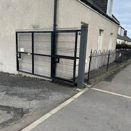 Сasa de vacaciones 4 Bed Near Airport Edimburgo