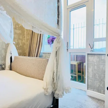 Top Floor Getaway With Romantic Canopy Bed Édimbourg