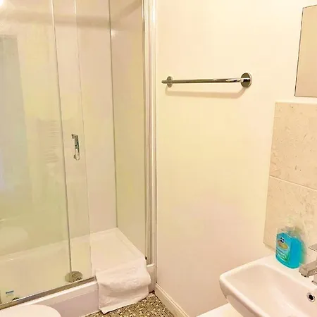 Newbuild - 3 Bedrooms, 2 Baths,5 Mins From Airport *