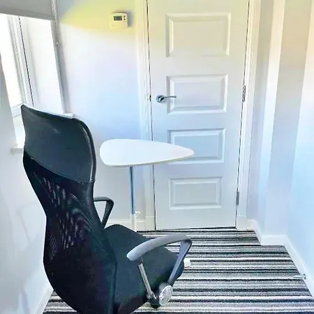 Newbuild - 3 Bedrooms, 2 Baths,5 Mins From Airport