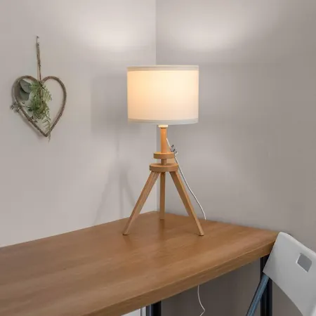 Free Parking | Centre | Sleeps 9 | 3 Bedrooms Apartament