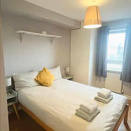 Spacious Retreat At Prime Location With Free Parking& Balcony דירה אדינבורו