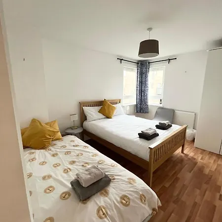 Modern Spacious Retreat Full Fibre Wi-fi & Free Parking *