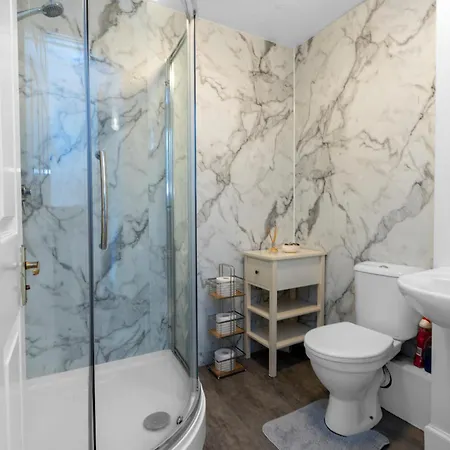 1 Double In Shared In With Free Parking Apartmán