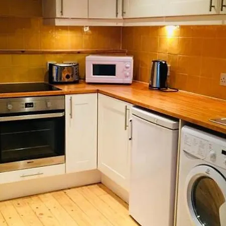 Joivy Warm & Welcoming Flat Near Castle شقة