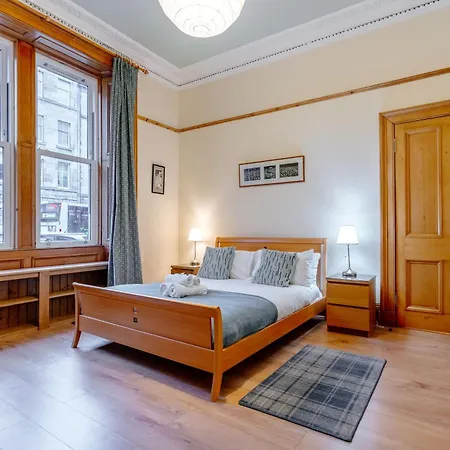 Beautiful Spacious Ground Floor Newington Flat شقة *