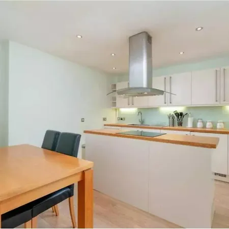 Property Close To The Beach In Portobello *