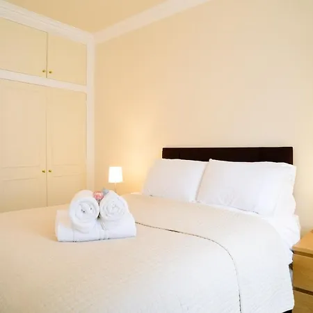 Beautiful Georgian 2 Bed Flat Appartamento *