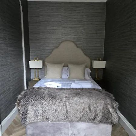 2 Bedroom Sofa Bed In Livingroom Castle View 1st Floor Sleeps 6 *