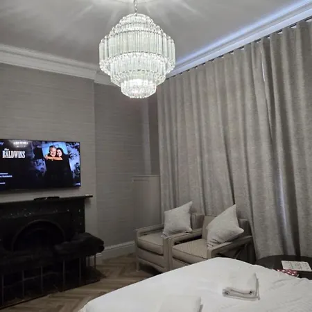 2 Bedroom Sofa Bed In Livingroom Castle View 1st Floor Sleeps 6 * Edimburgo