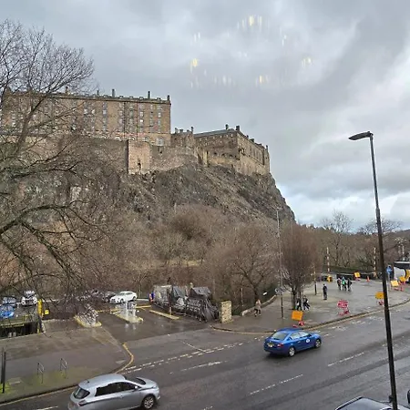 2 Bedroom Sofa Bed In Livingroom Castle View 1st Floor Sleeps 6 *