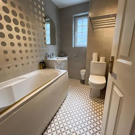 Relaxing Free Parking Space For One Апартаменты Эдинбург