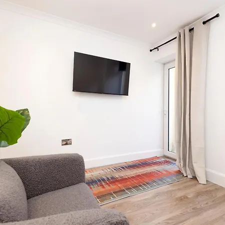 Joivy 3br Flat In Haymarket With Free Parking *