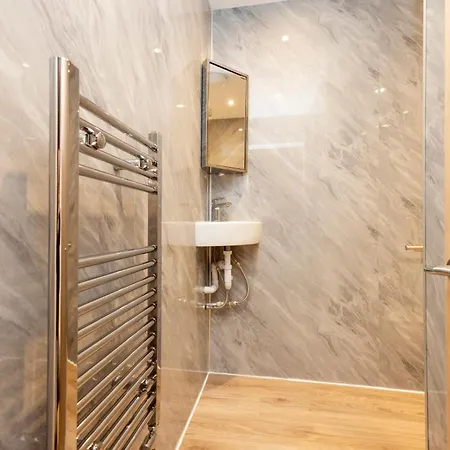 Joivy 3br Flat In Haymarket With Free Parking