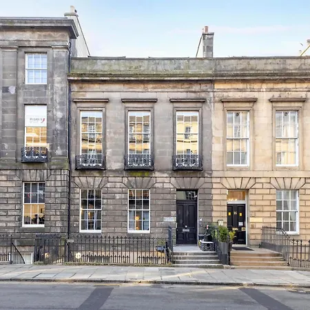 Joivy 3br Flat In Haymarket With Free Parking