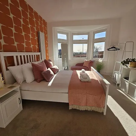 Kaimes Bright Garden Getaway