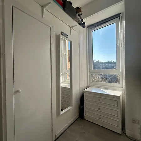 公寓 Bright Bedroom With King Side Bed And Share Bathroom 爱丁堡