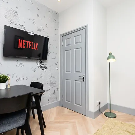 1-Bed Apartment-Free Parking - By Holiday Homes * Edinburgh