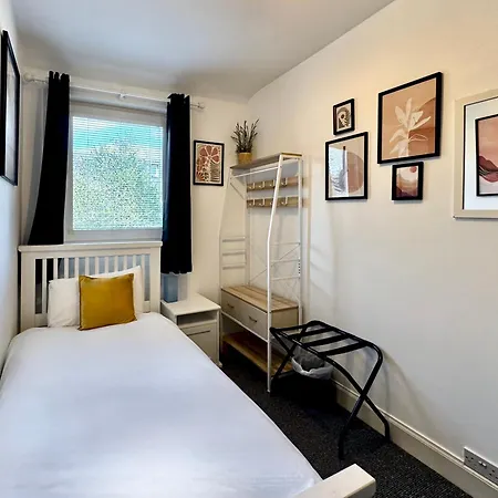 Roost Hill - Free Parking Zone 3*