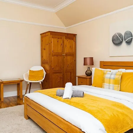 Luxury 4-bedroom Townhouse, Free Parking, Near Portobello Beach, Sleeps 8