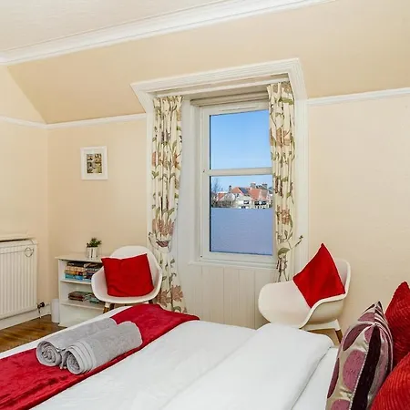 Luxury 4-bedroom Townhouse, Free Parking, Near Portobello Beach, Sleeps 8