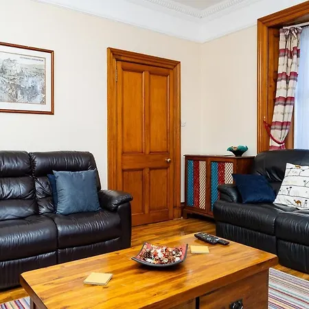 Apartment Luxury 4-bedroom Townhouse, Free Parking, Near Portobello Beach, Sleeps 8 *