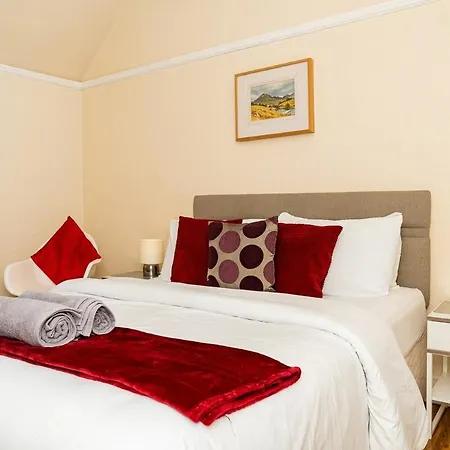 Luxury 4-bedroom Townhouse, Free Parking, Near Portobello Beach, Sleeps 8 Edinburgh